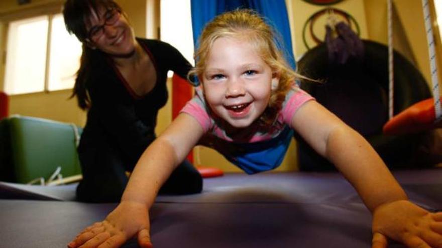 Dos niñas juegan con distintos materiales de la nueva sala de estimulación sensorial infantil que entró en servicio ayer en APSA.