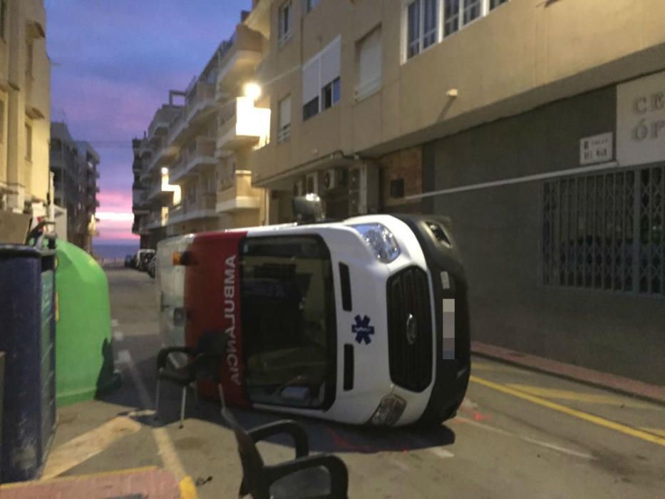 Un ambulancia vuelca en La Mata