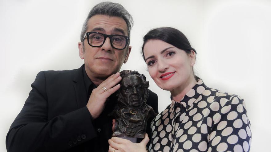 Andreu Buenafuente y Silvia Abril posan con un premio Goya,
