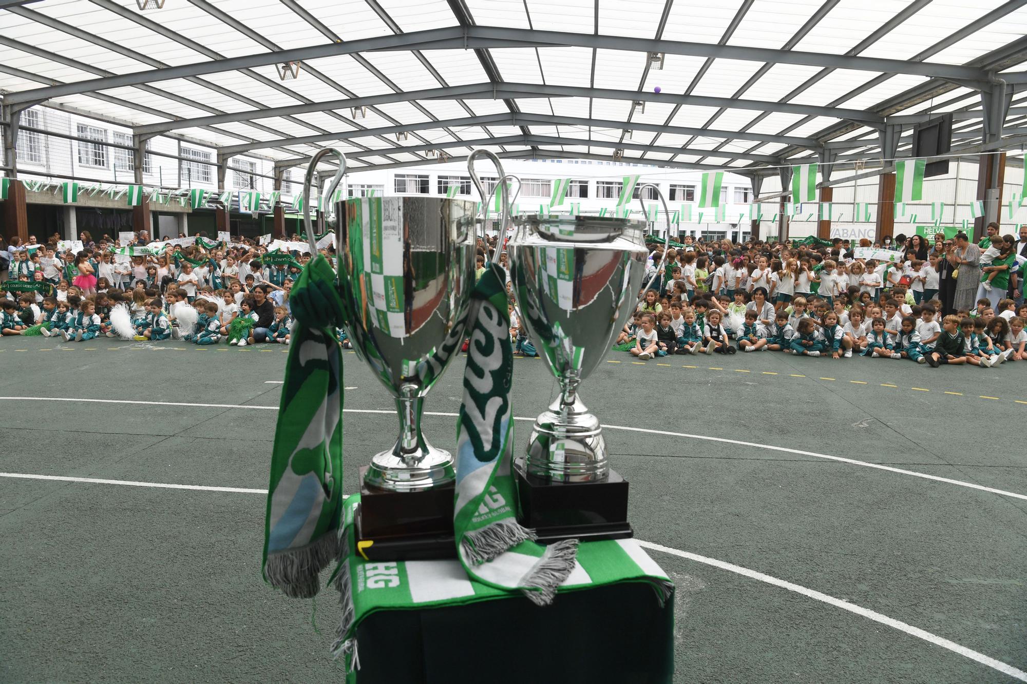 Los alumnos del Colegio Liceo La Paz reciben a su equipo, campeón de la OK Liga