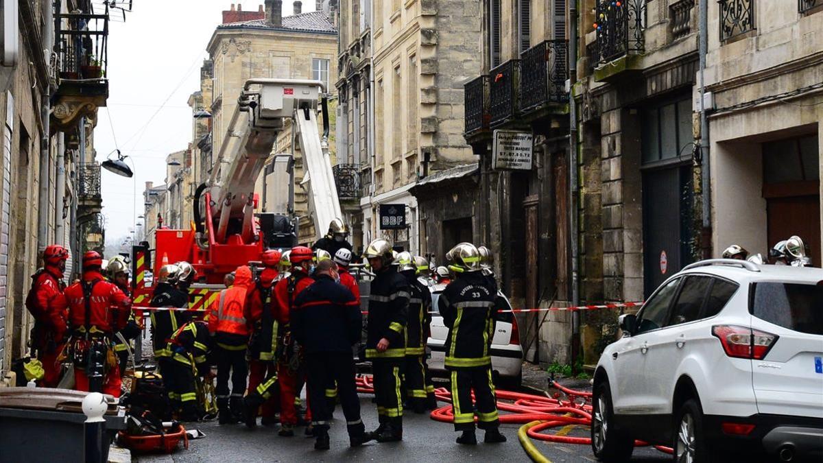 Los bomberos trabajan en el lugar donde una gran explosión en un garaje destruyó el edificio, en el distrito de Chartrons de Burdeos.