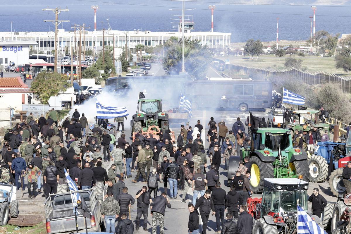 HERAKLION (Greece), 08/12/2025.- Greek police officers use tear gas during clashes with protesters near Nikos Kazantzakis Airport, on the island of Crete, Greece, 08 December 2025. Farmers and livestock breeders on the island of Crete are escalating demonstrations and planning blockades amid nationwide protests over high production costs and delayed subsidies. (Protestas, Grecia) EFE/EPA/NIKOS CHALKIADAKIS
