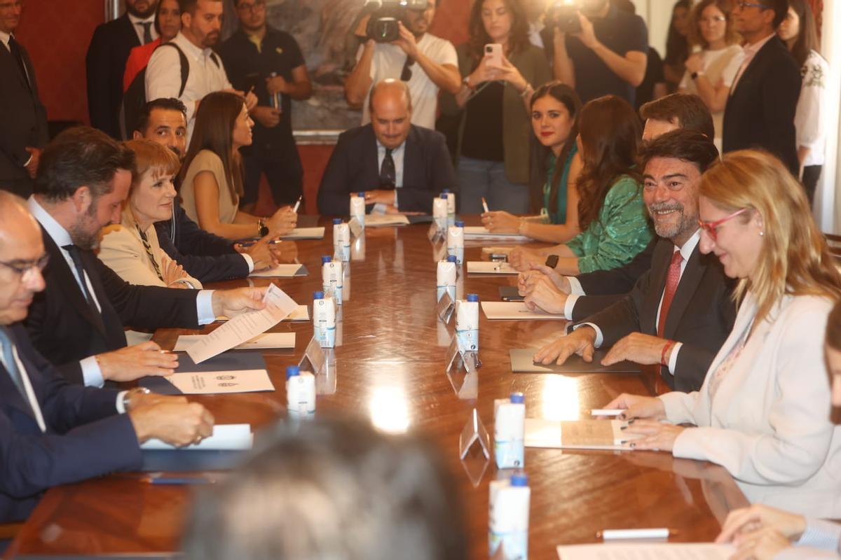 Las fotos de la "cumbre histórica" de los alcaldes de Alicante y Elche