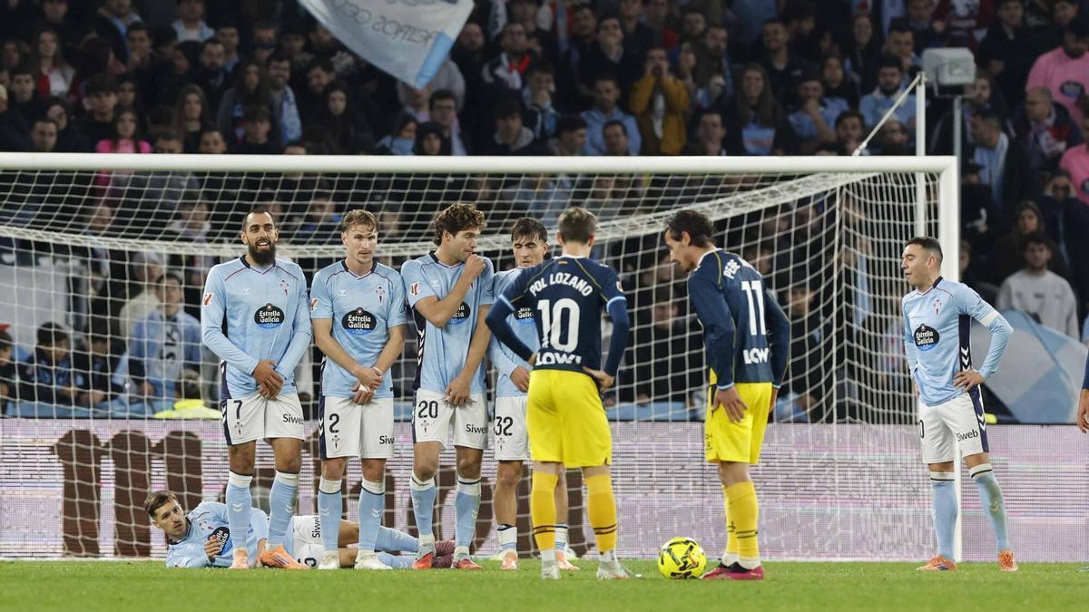 Borja Iglesias y Carl Starfelt (dos primeros por la izquierda) en un partido del Celta esta temporada.