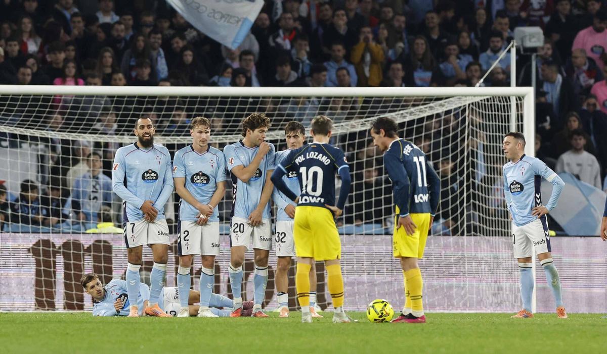 Borja Iglesias y Carl Starfelt (dos primeros por la izquierda) en un partido del Celta esta temporada.