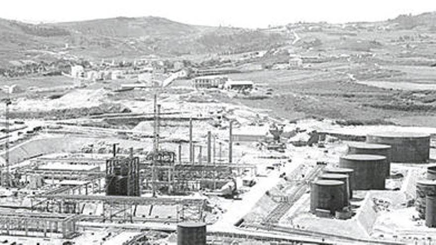 Imagen histórica de las instalaciones de la refinería de A Coruña hace 50 años.