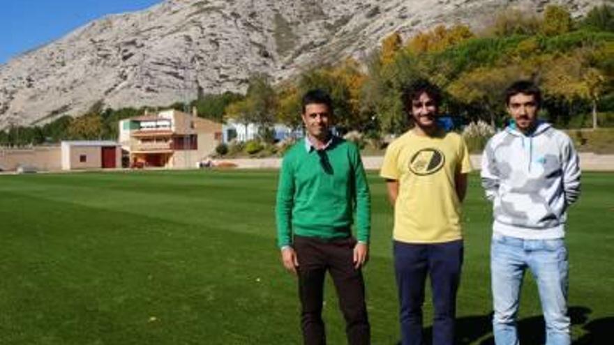 Villena recupera el césped natural del campo de fútbol del polideportivo municipal