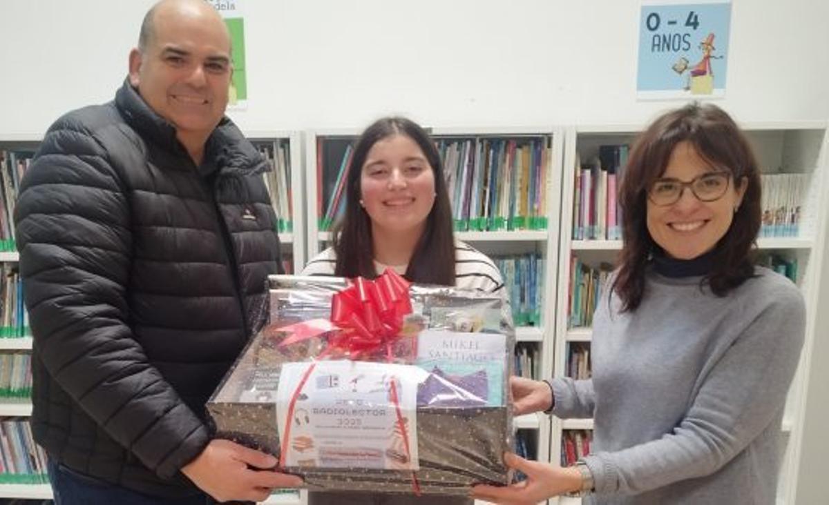 Uxía García (c.) recoge el premio. | |