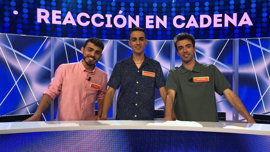 Raúl, Borja y Bruno durante una de las grabaciones de los cerca de 60 programas que han ganado.  | // FDV