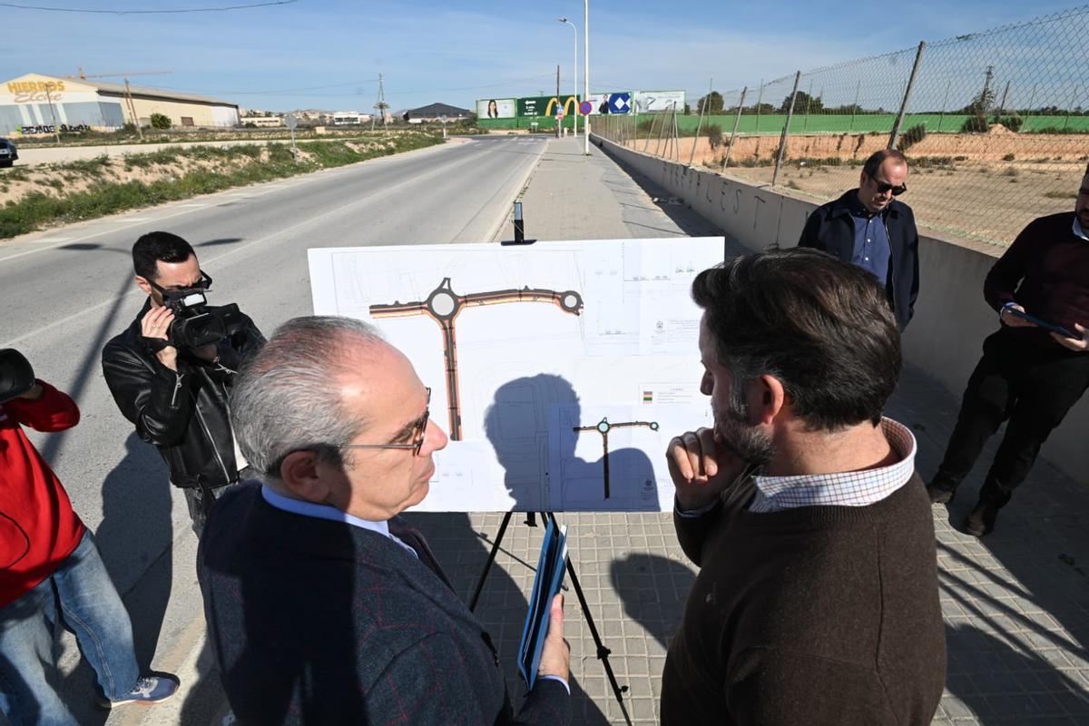 Ruz y Soler momentos previos a explicar junto a los planos cómo será la reurbanización