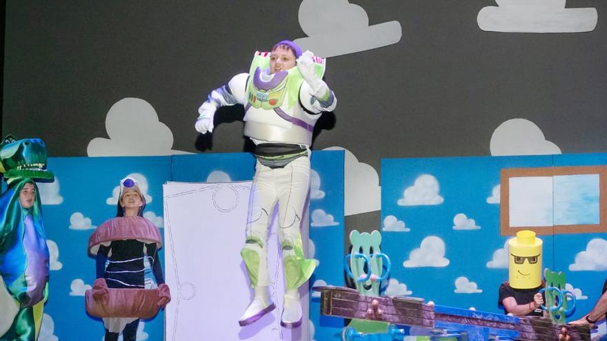 Trescientos alumnos del CEIP El Blanquinal de Altea protagonizan el musical “Toy Story”