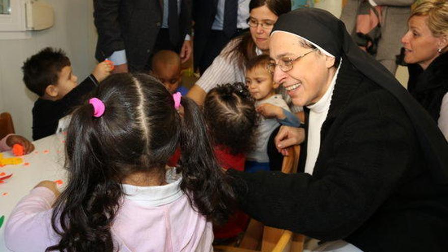 Sor Lucía Caram, saludant beneficiaris del programa #Invulnerables.