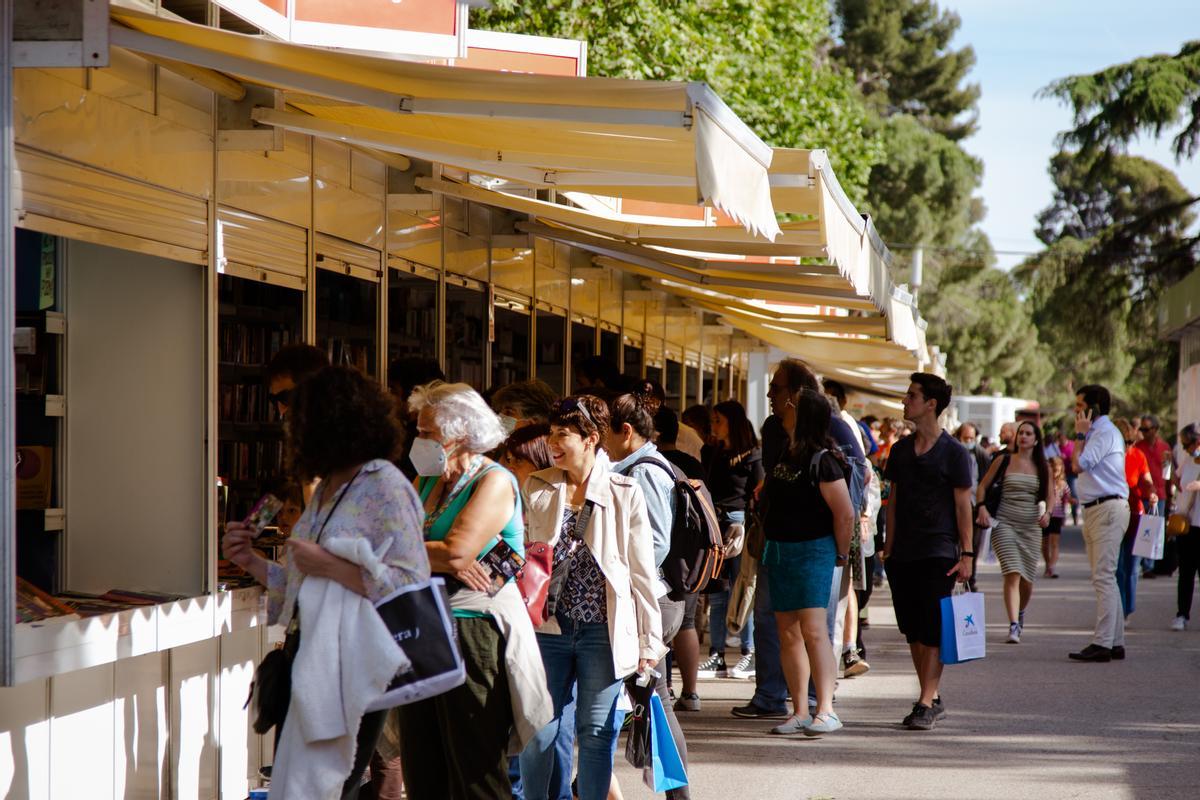 Gente paseando por el Parque del Retiro en Madrid durante la 81ª Feria del Libro.