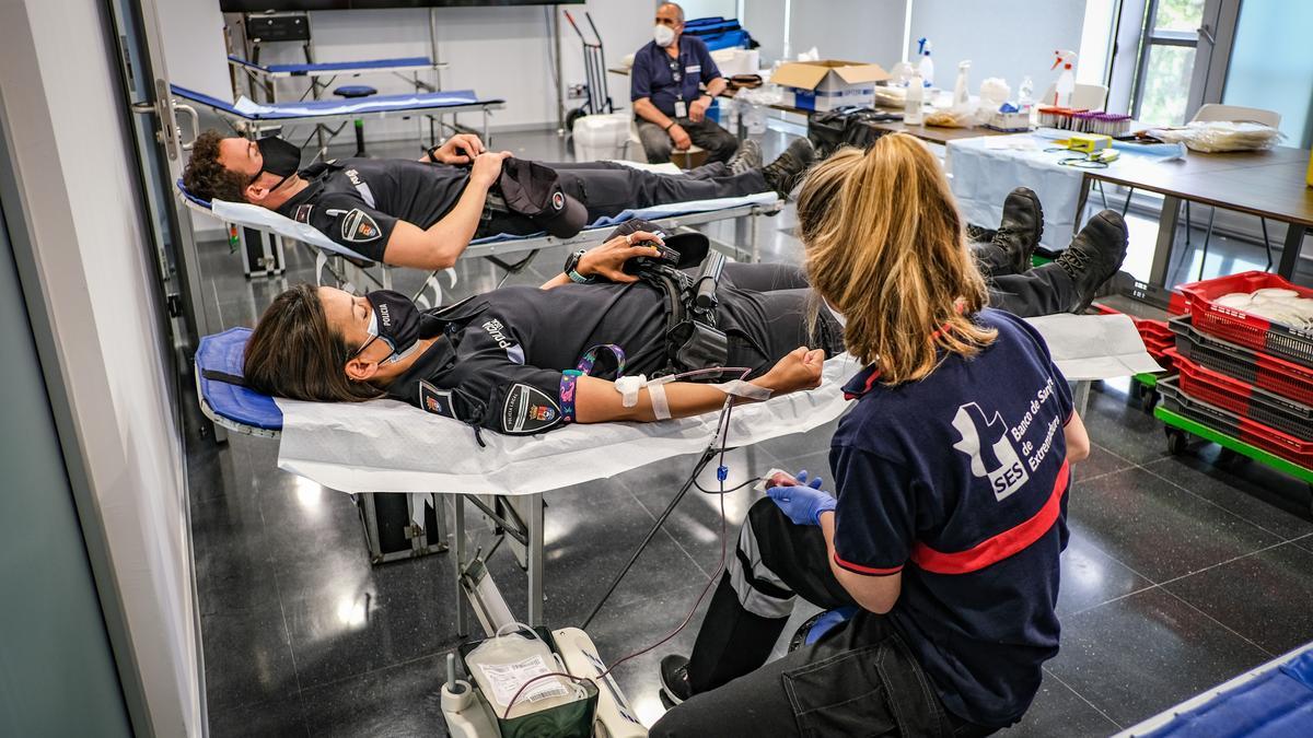 Policías locales donan sangre, ayer en la jefatura de Valdepasillas.