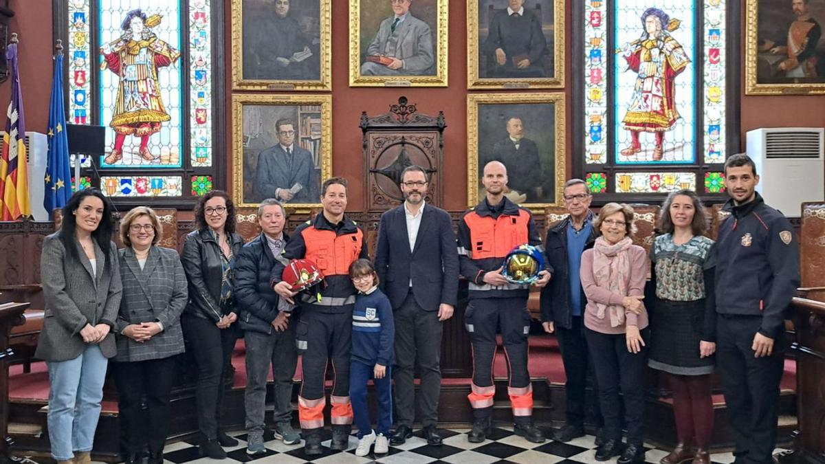 Los dos bomberos han tomado posesión en el salón de plenos de Cort. | AJUNTAMENT