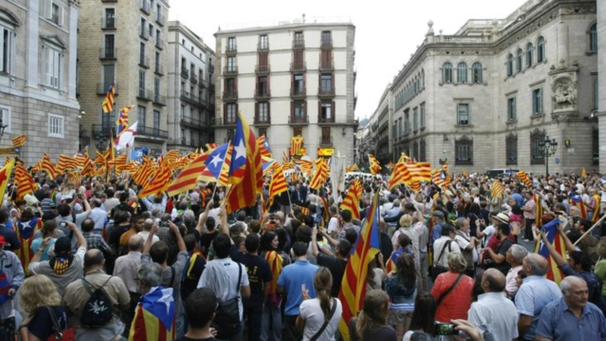 Un multitudinario grupo de manifestantes durante la concentración, este jueves, en la plaza de Sant Jaume.