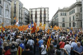 Miles de personas reciben a Mas en la Generalitat al grito de independencia