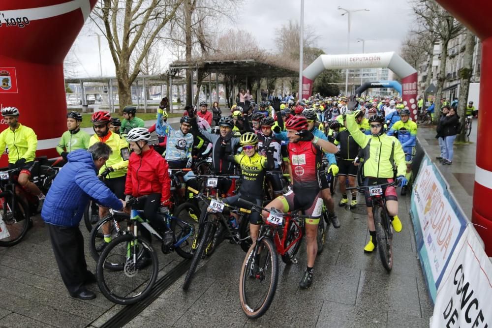 Más de 700 ciclistas tomaron en la mañana de este domingo la salida en Montero Ríos rumbo a Fornelos de Montes.