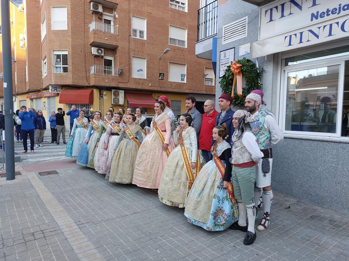 Las falleras mayores de Sueca, autoridades y representantes de la comisión Bernat Aliño, en el homenaje de recuerdo a Carrasquer.
