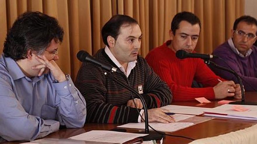 En primer término el abad, Carlos Riego e integrantes del Cabildo Menor, ayer en la asamblea.