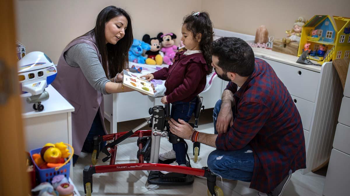 Escola inclusiva: La lluita per aconseguir una infermera i una vetlladora per a l’Alejandra