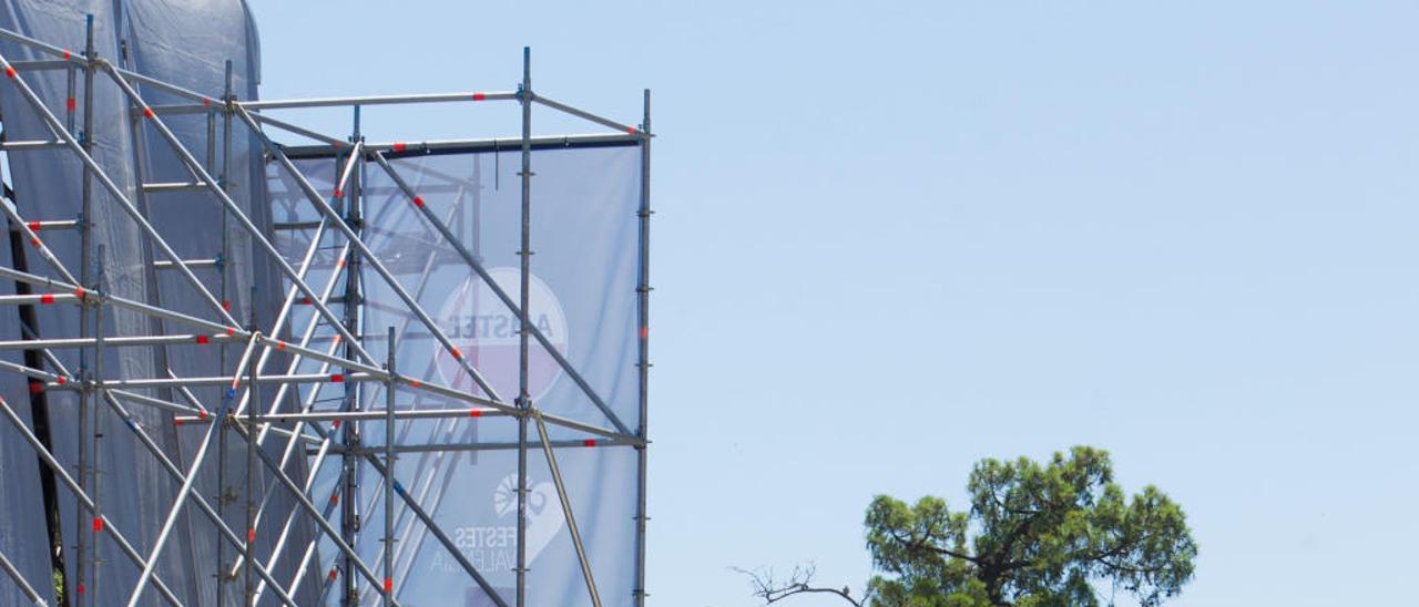 El escenario de Viveros con las gradas donde murió un operario de fondo.