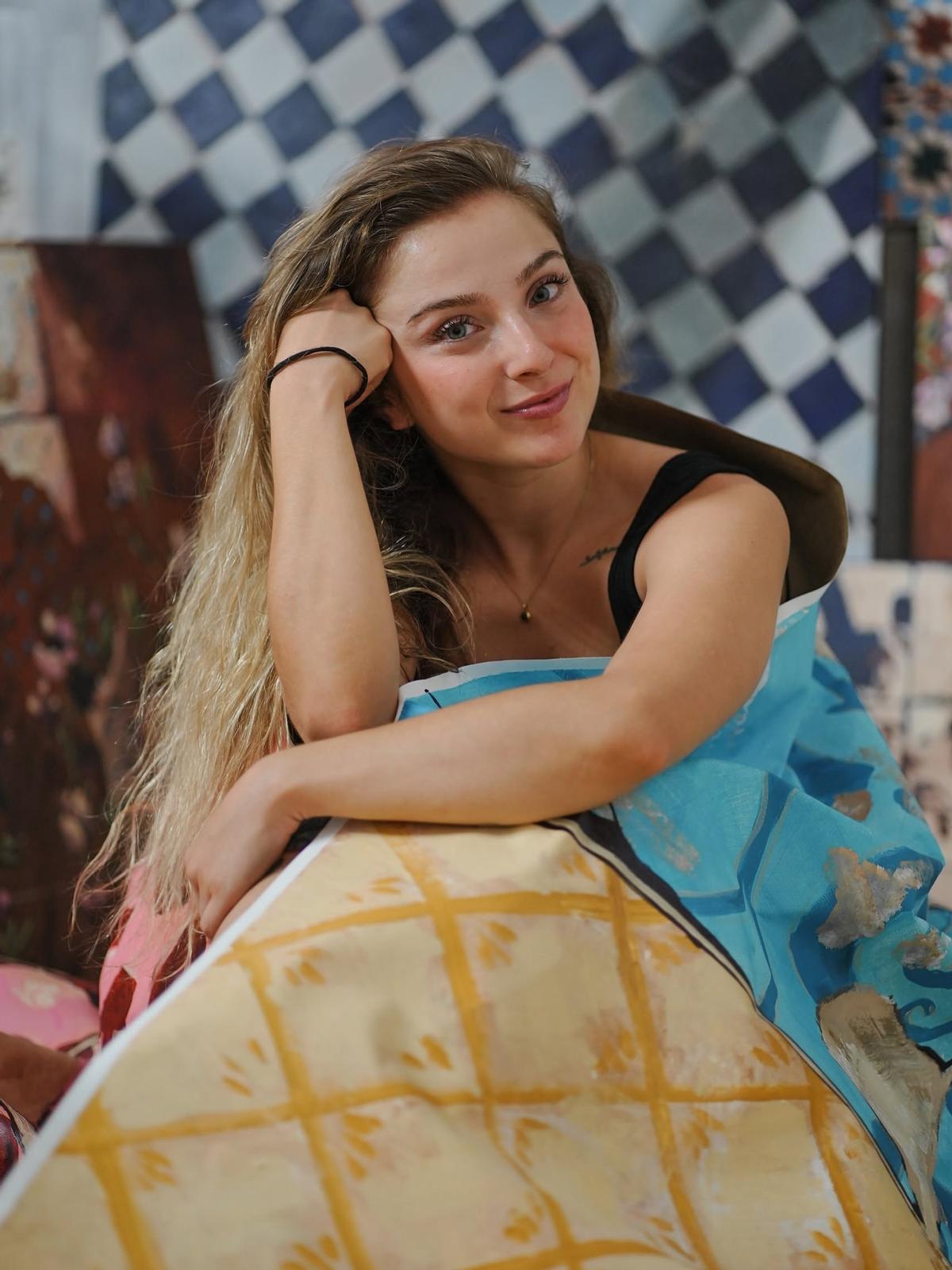 Carmen de Matos en su estudio mientras prepara las obras de su próxima exposición, que se inaugura el día 3.