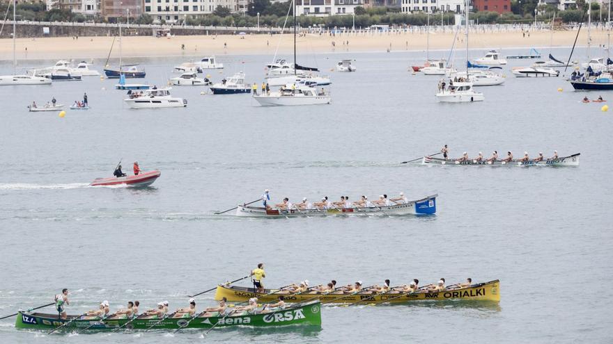 Unas de las regatas en la bahía de La Concha. |  // JAVIER COLMENERO