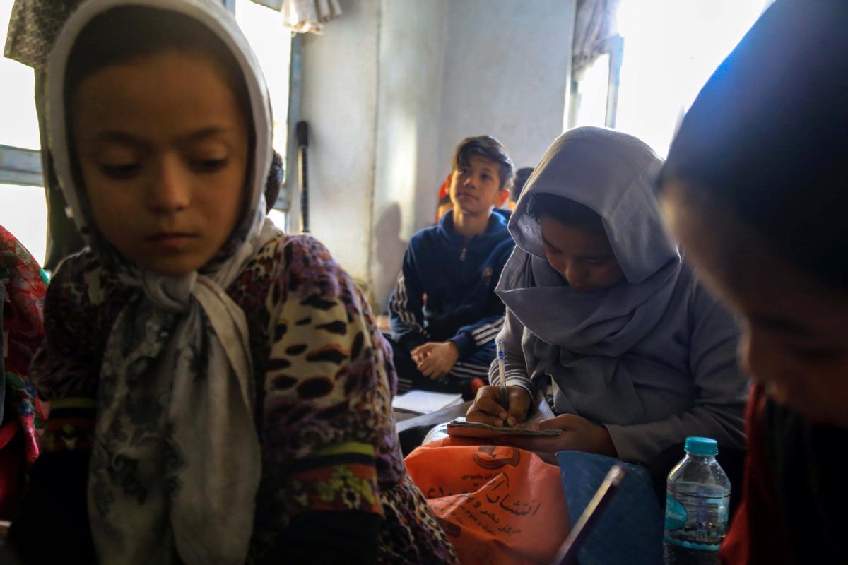 Unas hermanas afganas enseñan el arte del circo a niños en Kabul