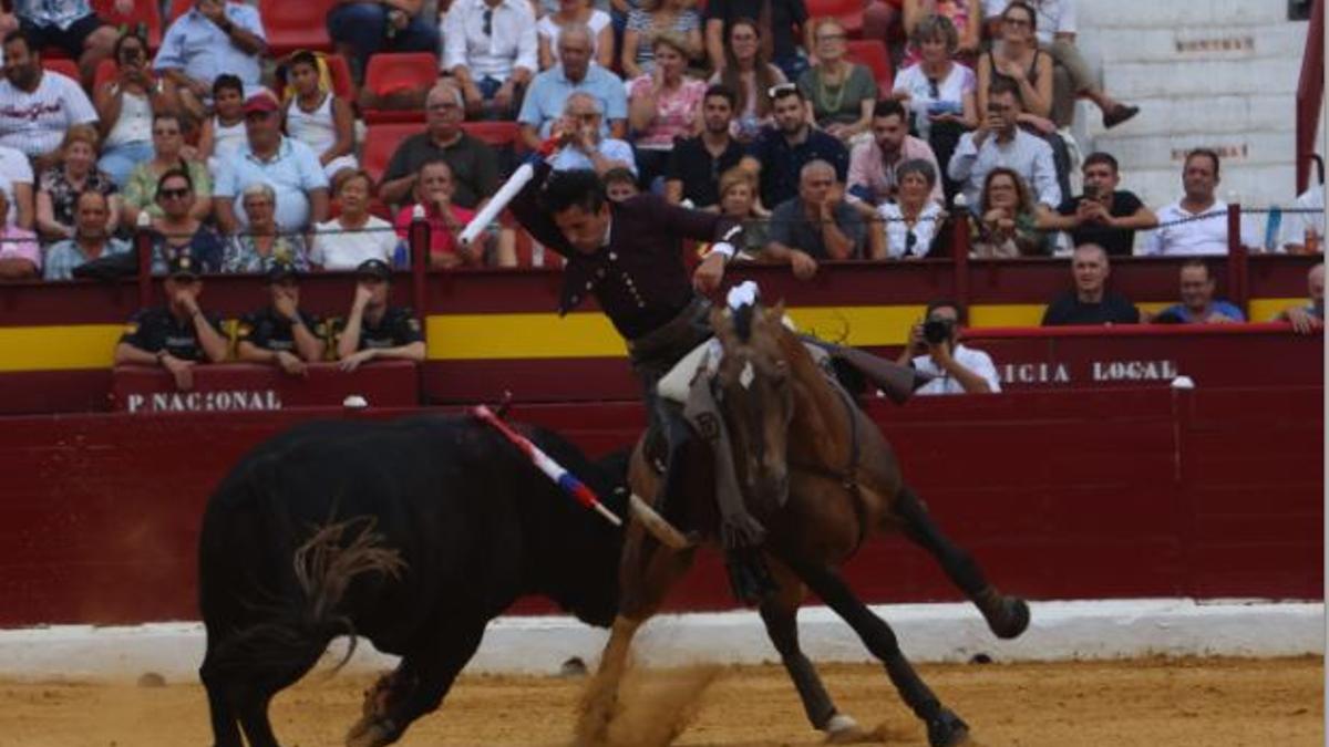 Diego Ventura colocando un  par a dos manos, en la corrida de rejones de Murcia