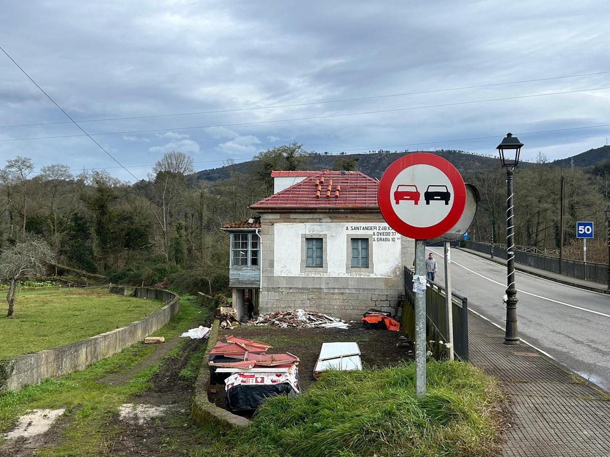 Estado actual de la casa de postas de Cornellana tras el inicio de la rehabilitación.