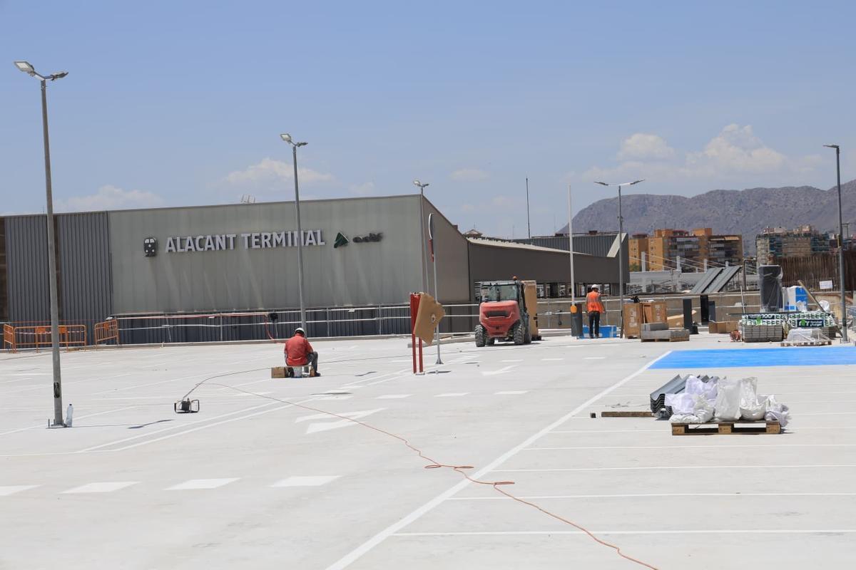 Obras en el nuevo parking de la estación de Alicante Término.