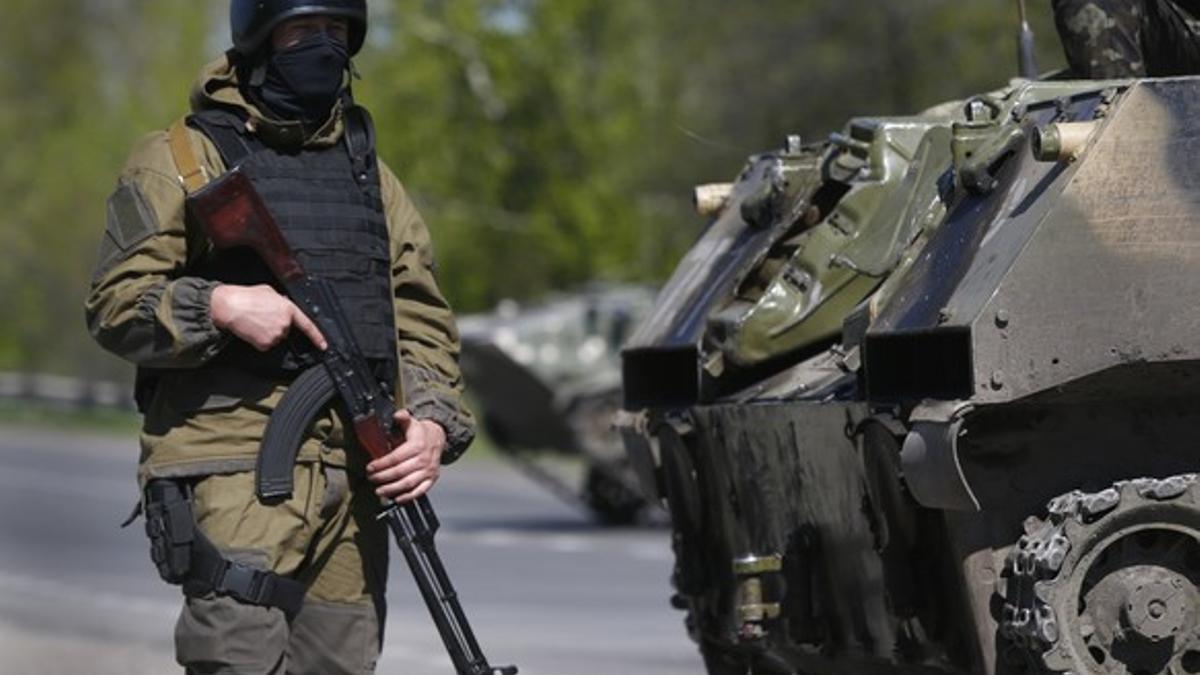Un soldado del Ejército ucraniano, en un puesto de control en Malinovka, a 20 kilómetros de Slaviansk, este domingo.