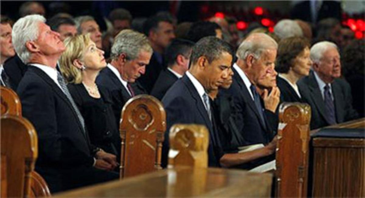Clinton, Bush i Obama al funeral pel senador Edward Kennedy. Clinton, Bush i Obama al funeral pel senador Edward Kennedy.