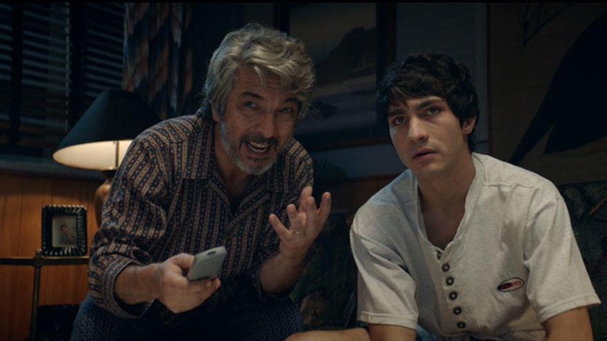 Ricardo DarÃ­n y su hijo, Chino DarÃ­n, en un fotograma de &#039;La odisea de los giles&#039;.