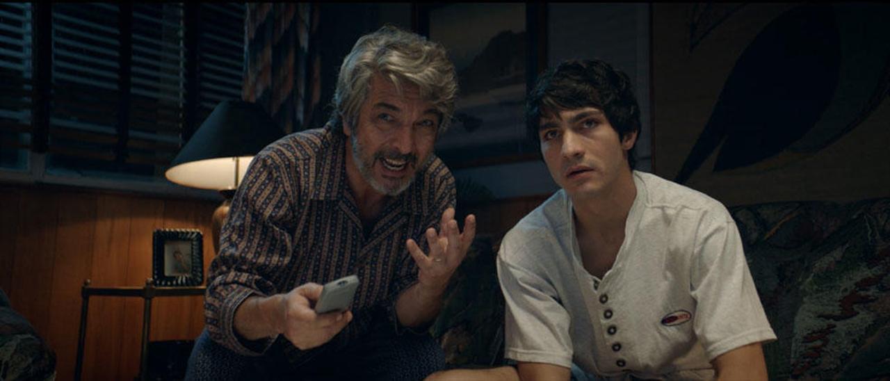 Ricardo DarÃ­n y su hijo, Chino DarÃ­n, en un fotograma de &#039;La odisea de los giles&#039;.