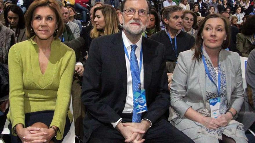 Rajoy, flanqueado por Dolores de Cospedal y su mujer Elvira Fernández. // M.P.