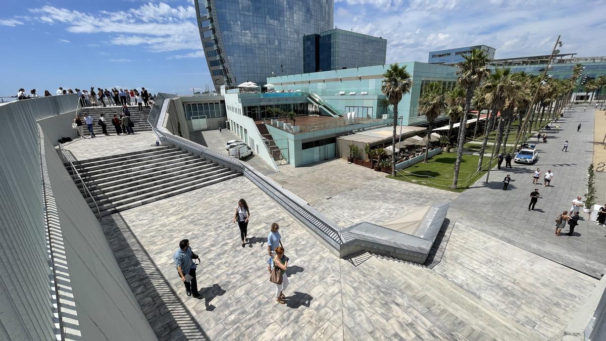 Barcelona estrena mirador y escaleras en la playa de Sant Sebastià