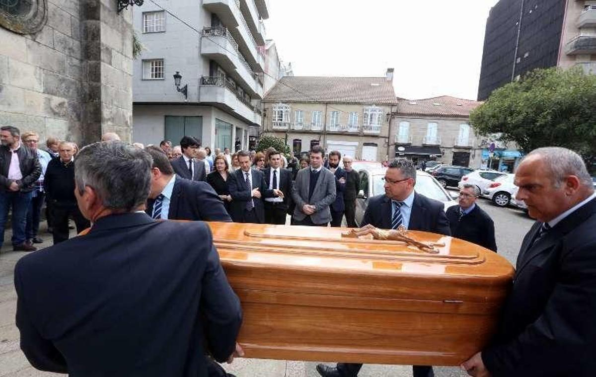 Abel Cabalero y Gonzalo Caballero, en 2017, en la iglesia parroquial de San Miguel de Ponteareas, donde dieron su ultimo adiós a José Manuel Caballero Álvarez, hermano y tío de los políticos gallegos, fallecido de manera natural. (Archivo)