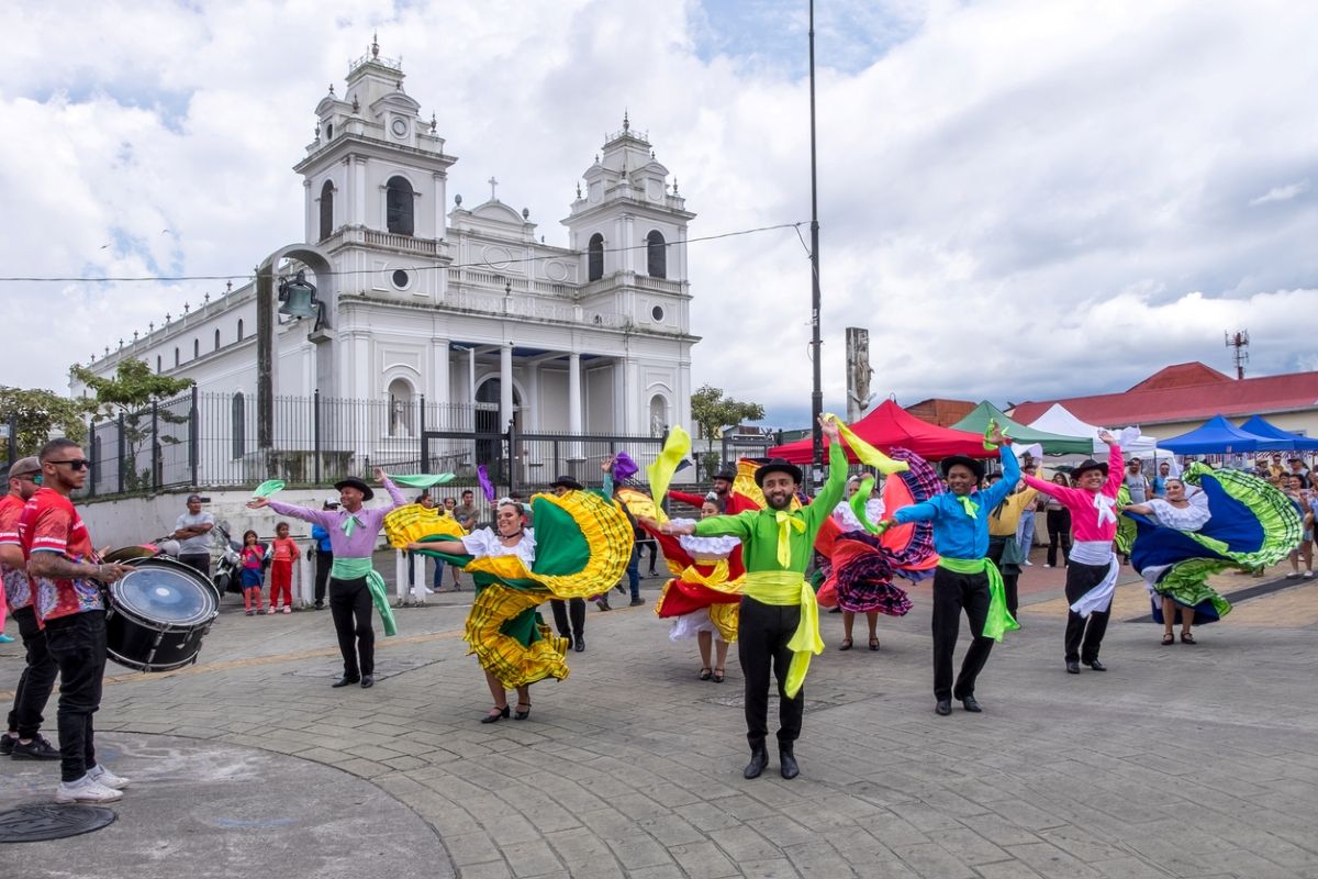Grupo folclórico frente a la Iglesia de Nuestra Señora de la Soledad en San José