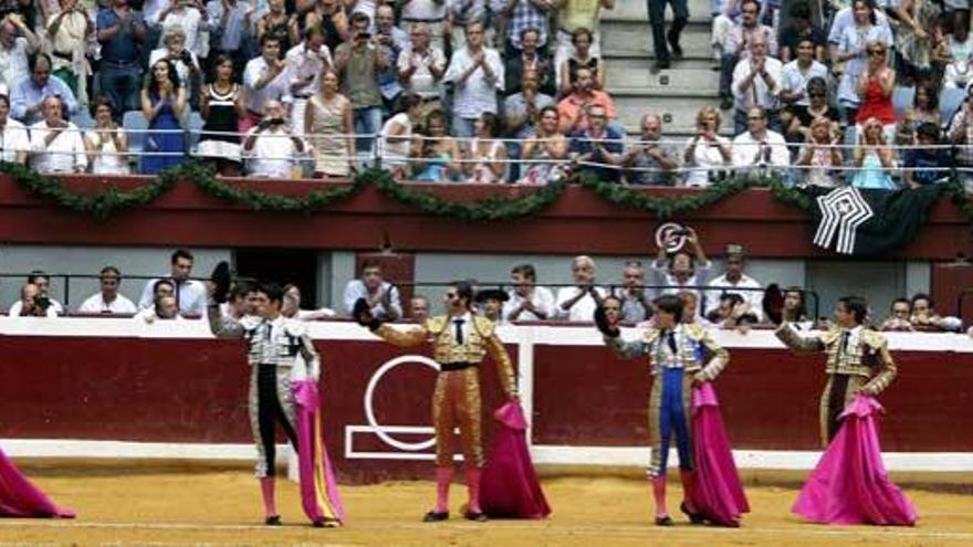 Toreros saludan al público en San Sebastián