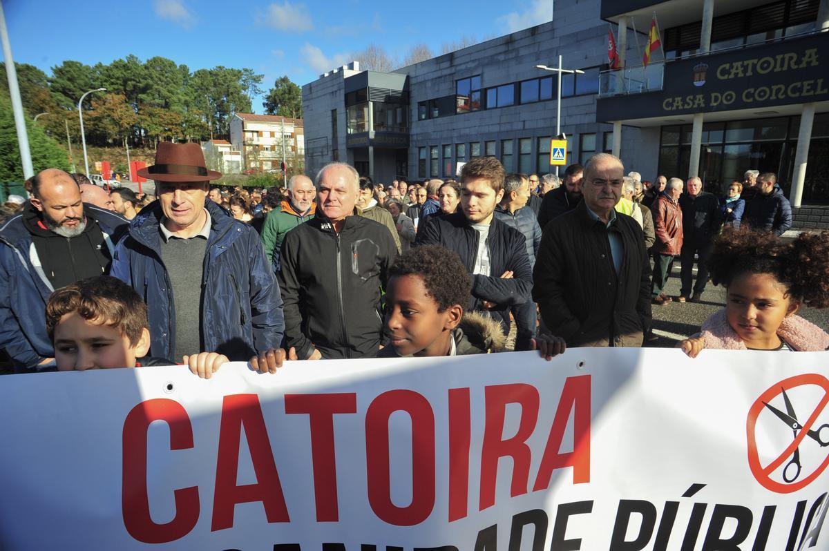 Una protesta anterior en defensa de la sanidad pública, en diciembre de 2019. Estaban presentes el próximo alcalde (con sombreo), Iván Caamaño (PP)  y el regidor saliente, Alberto García (PSOE).