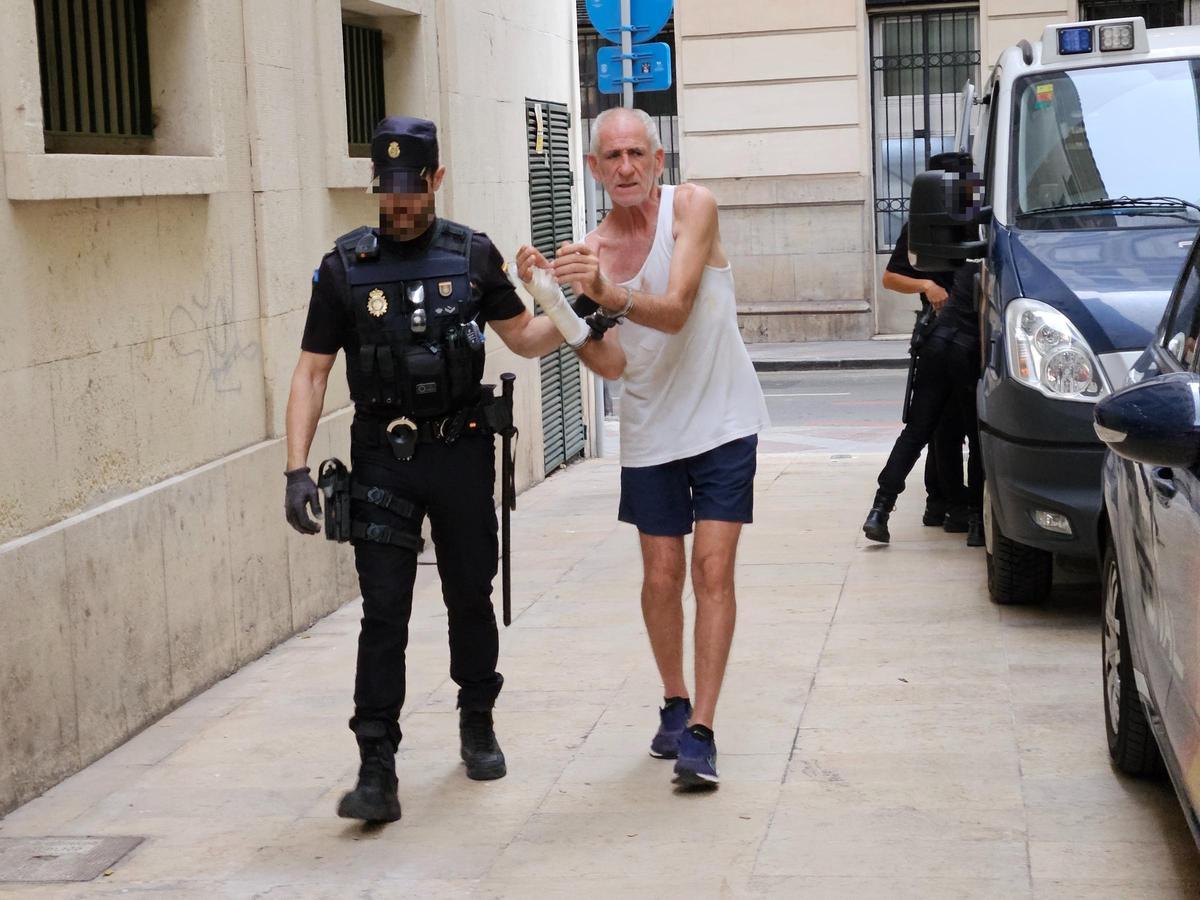 Un policía traslada a la Audiencia de Alicante a uno de los procesados.