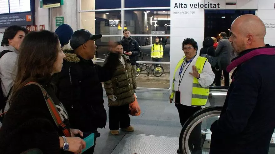 Informadores en la estación de Girona explican a los usuarios la suspensión del servicio de trenes