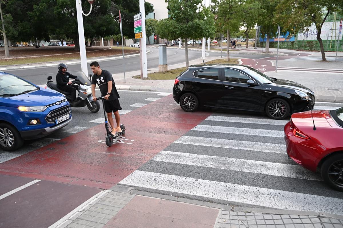 Padres de los centros educativos cercanos se quejan de la peligrosidad del tráfico en la zona donde esta mañana ha resultado herida una mujer mayor que ha sido atropellada