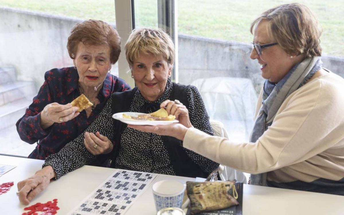 El grupo de amigas que se juntan para merendar y jugar dos veces por semana en La Fresneda. Abajo a la derecha, Cristina de Castro, «alma» del colectivo. | Pablo solares