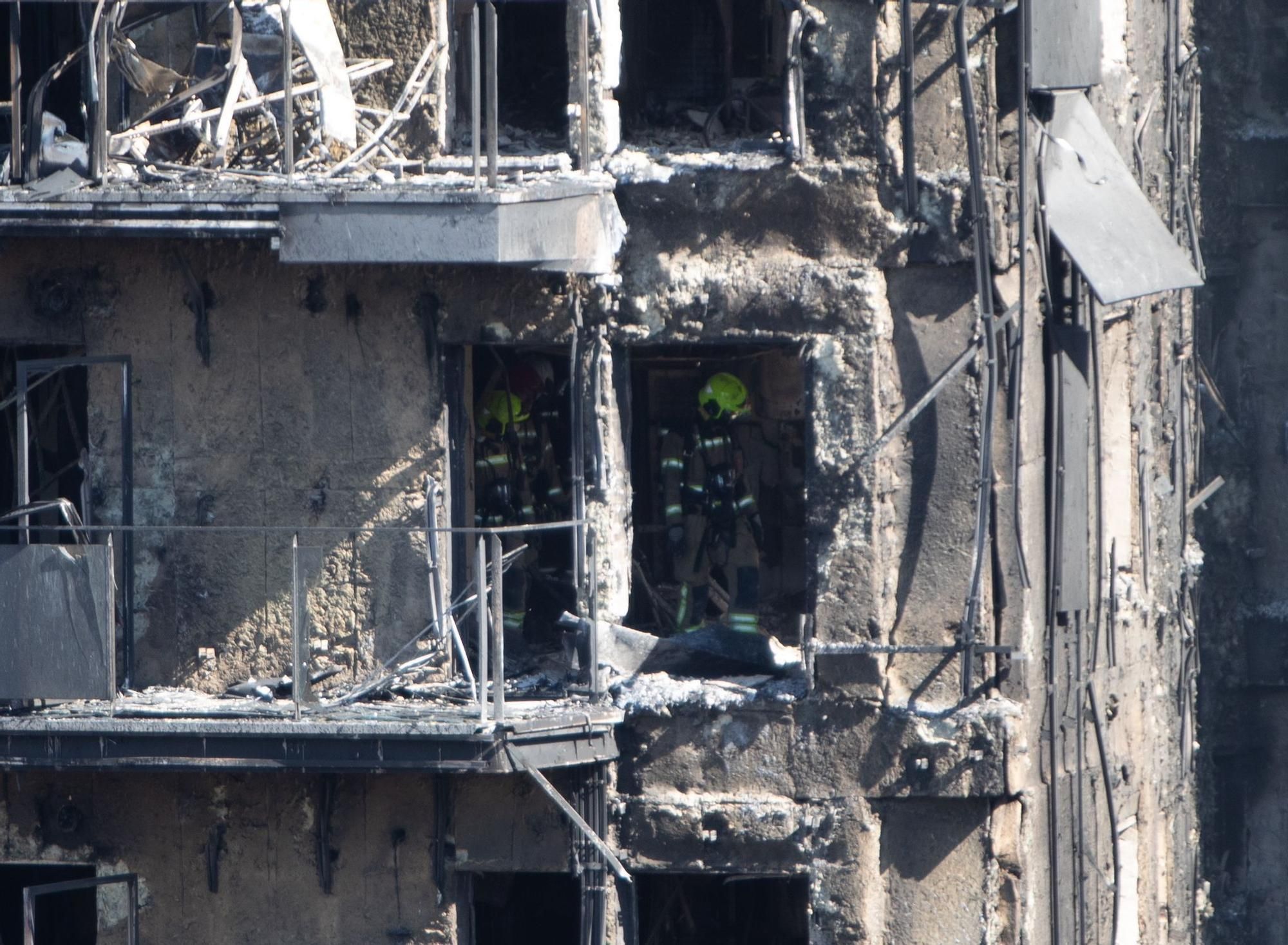 El heroico trabajo de los bomberos en el incendio de Valencia, en imágenes