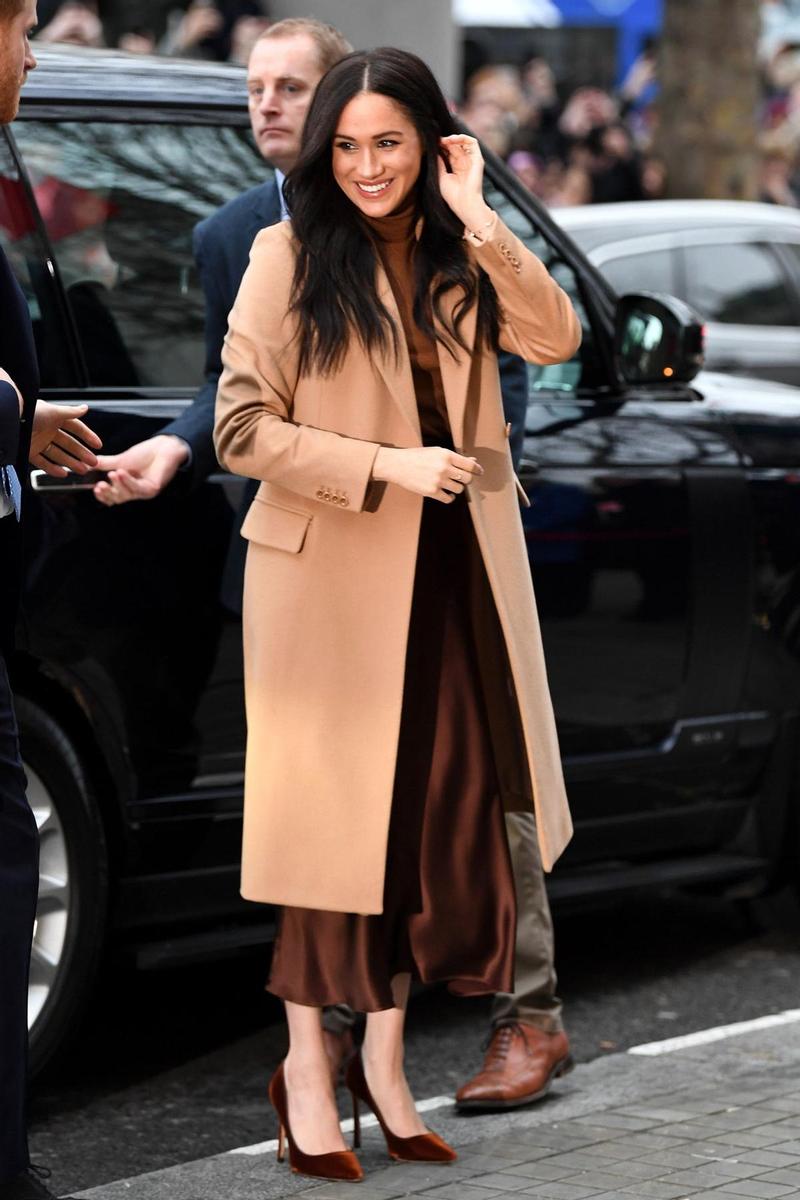 Meghan Markle con falda de Massimo Dutti y abrigo de Stella McCartney