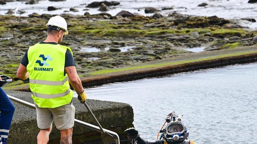 Las Mareas del Pino obligan a suspender temporalmente el dragado de las piscinas de La Laja