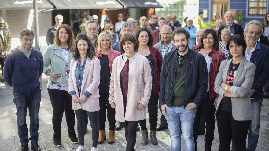 Los componentes de la candidatura de IU, ayer, en Luanco, con Ana Ruiz en el centro.